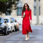 жена с дълга червена елегантна рокля