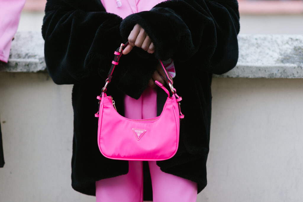 ярко розова чанта тип багета на марка Guess
