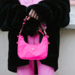 ярко розова чанта тип багета на марка Guess