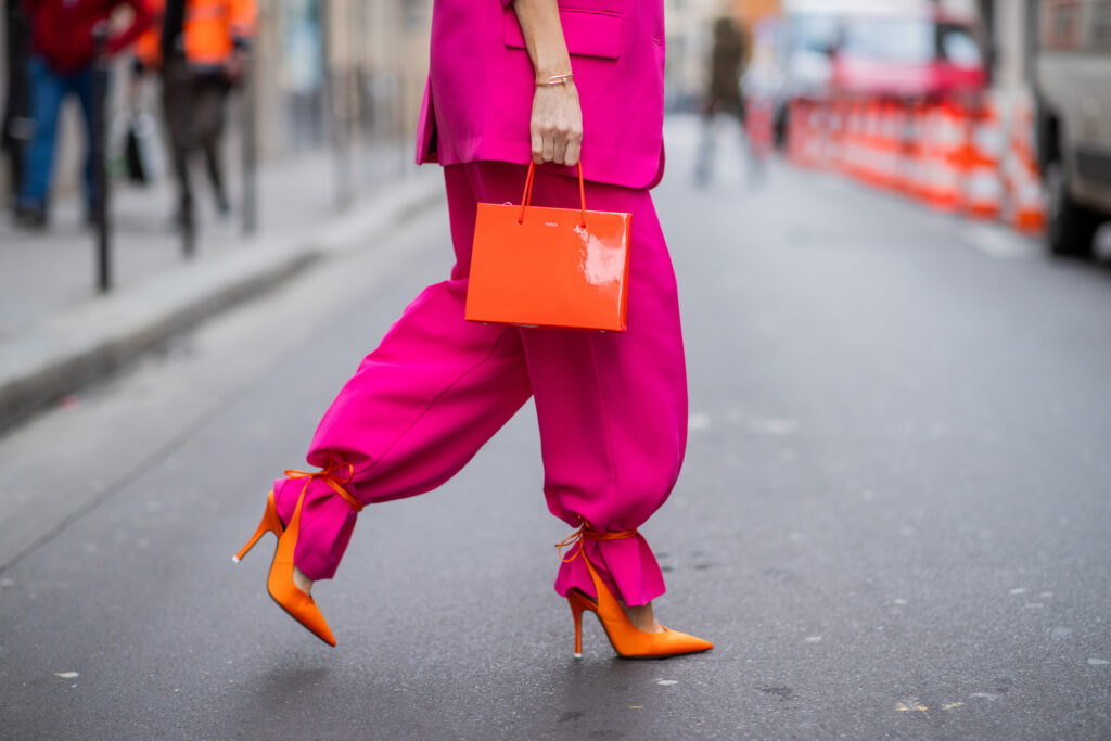 Стилизация с дамски костюм в цвят фуксия и аксесоари в ярко оранжево