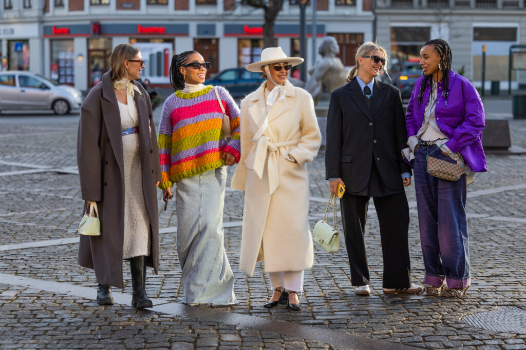 Снимката представя инфлуенсърки облечени съгласно най-новите модни тенденции на седмицата на модата в Копенхаген