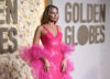 Златен глобус 2024 тоалети на звездите - Марго Роби с розова рокля с пайети