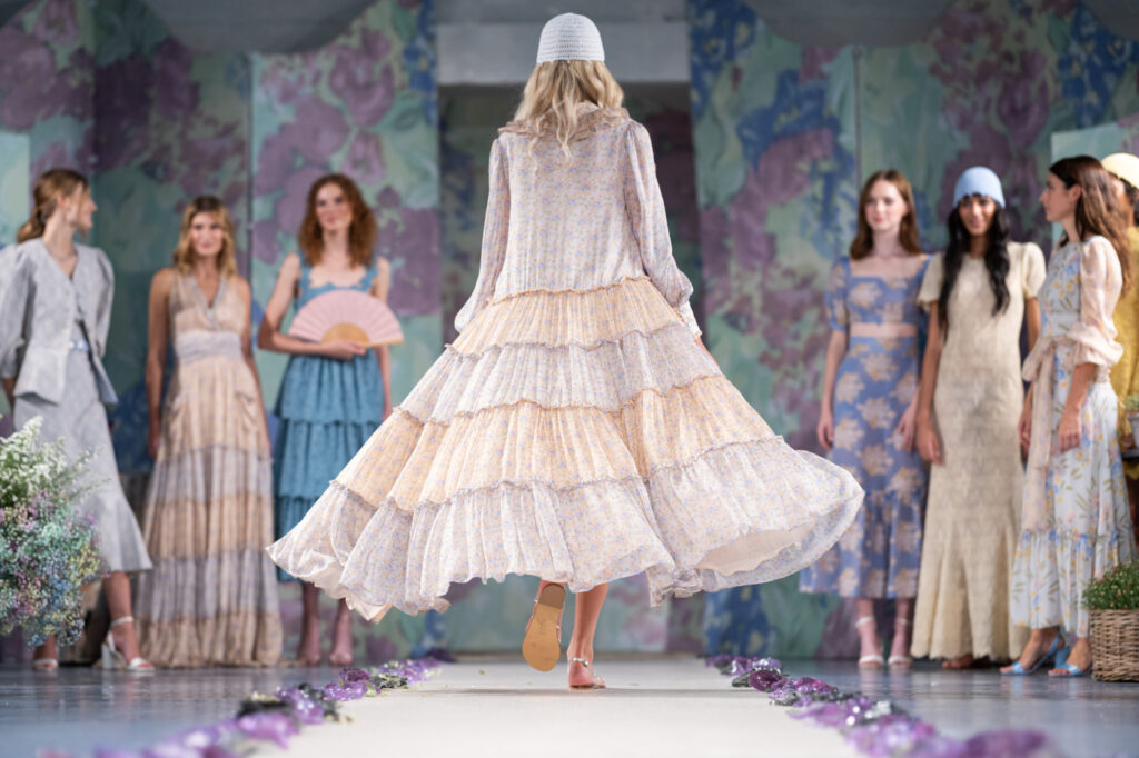 Трендове 2024 - модерни пролетни рокли - не първи план кодел с ефирна пъстра рокля