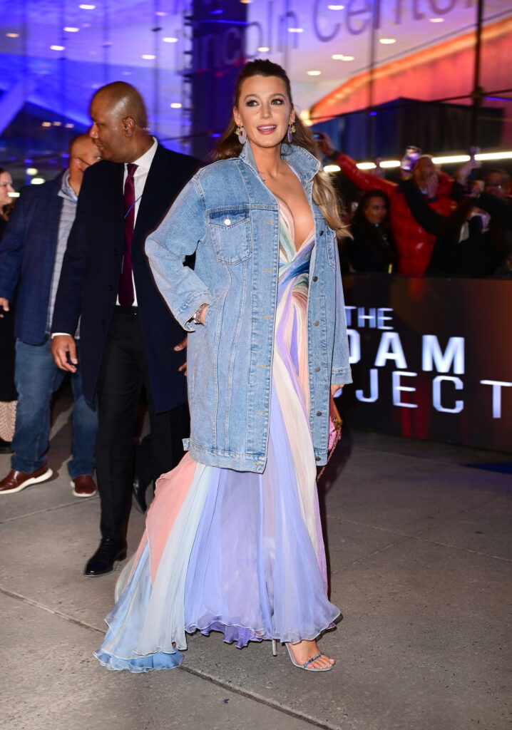 Актрисата Блейк Лайвли е облечена с вечерна пъстра рокля и дълго синьо дънково яке