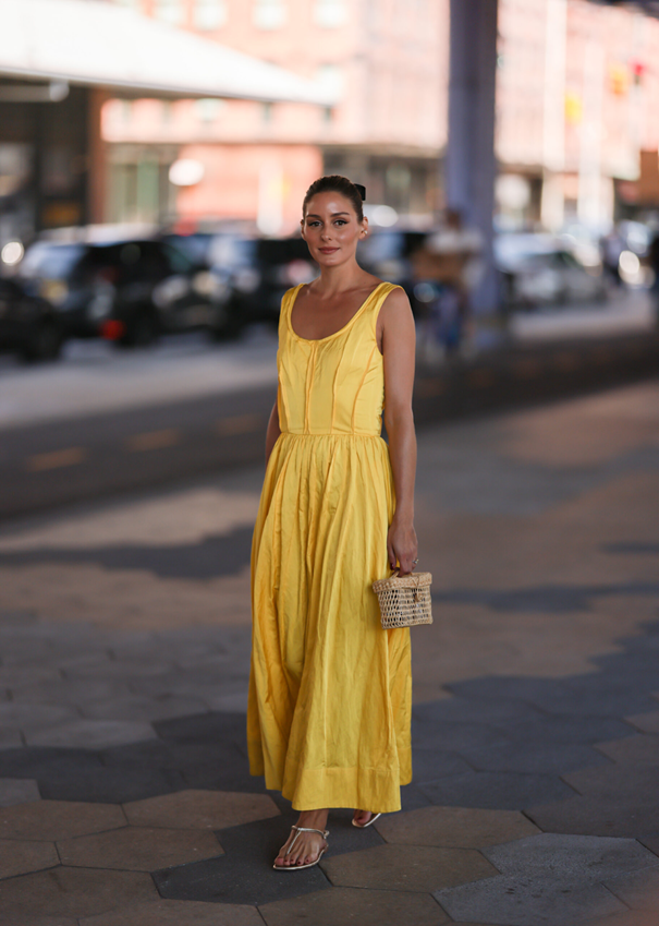 Жена с дълга лятна рокля в жълт цвят