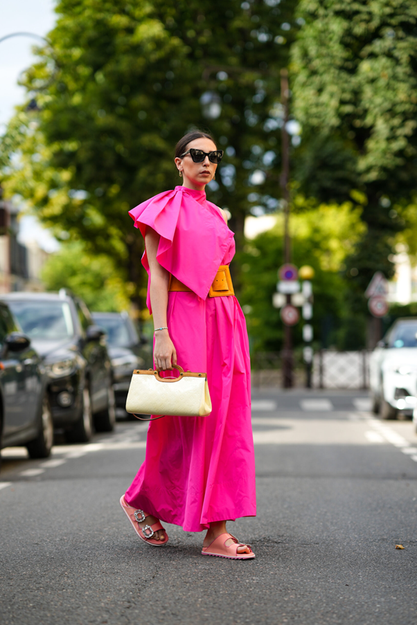 Асиметрична макси рокля в цвят фуксия съчетана с розови чехли и оранжев колан
