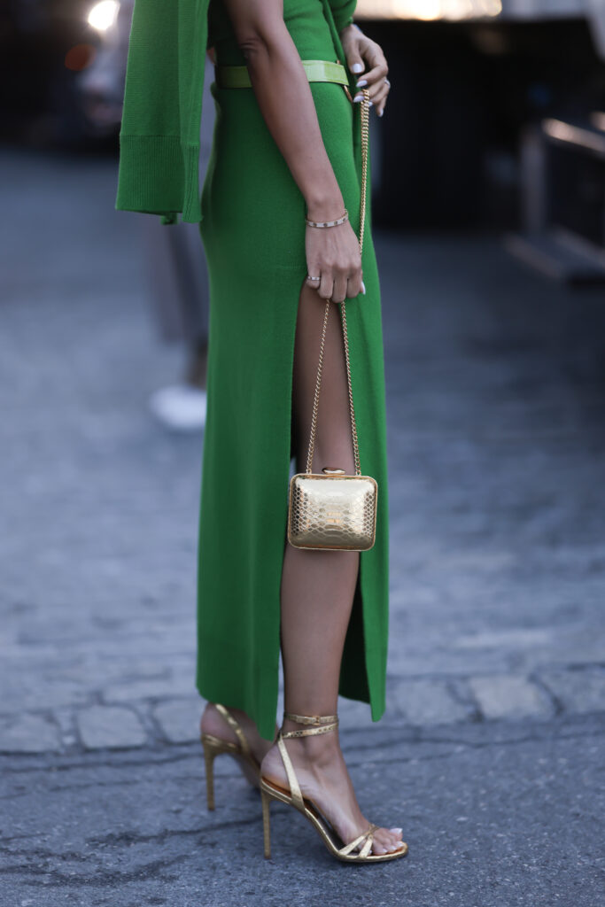 Златисти обувки към зелена рокля - сандали на ток