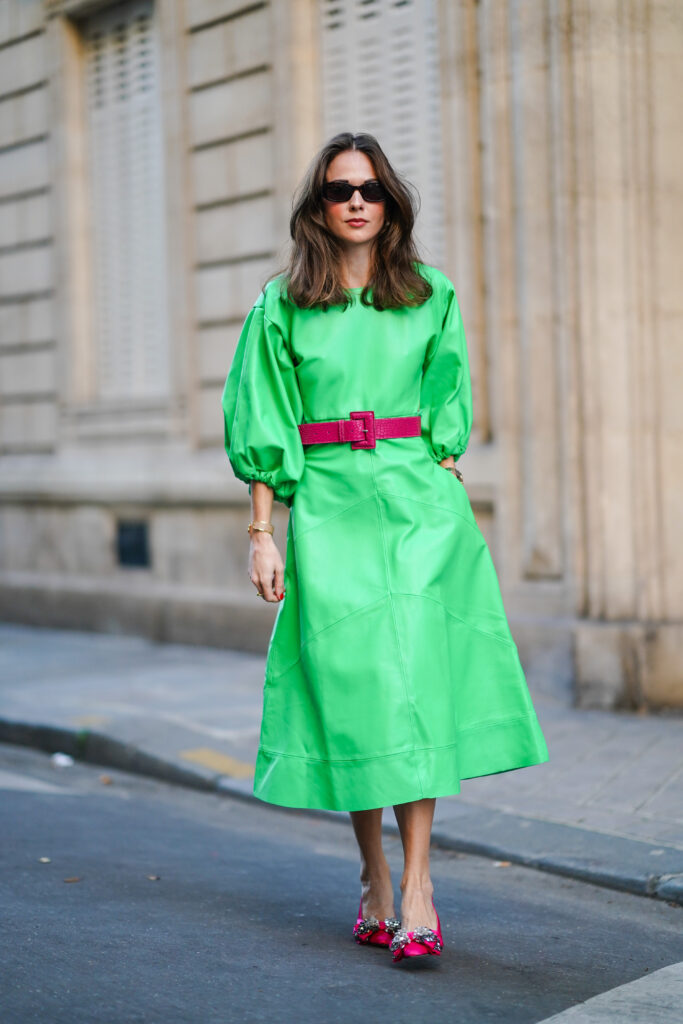 Жена в ментовозелена рокля и обувки на ток в цвят фуксия
