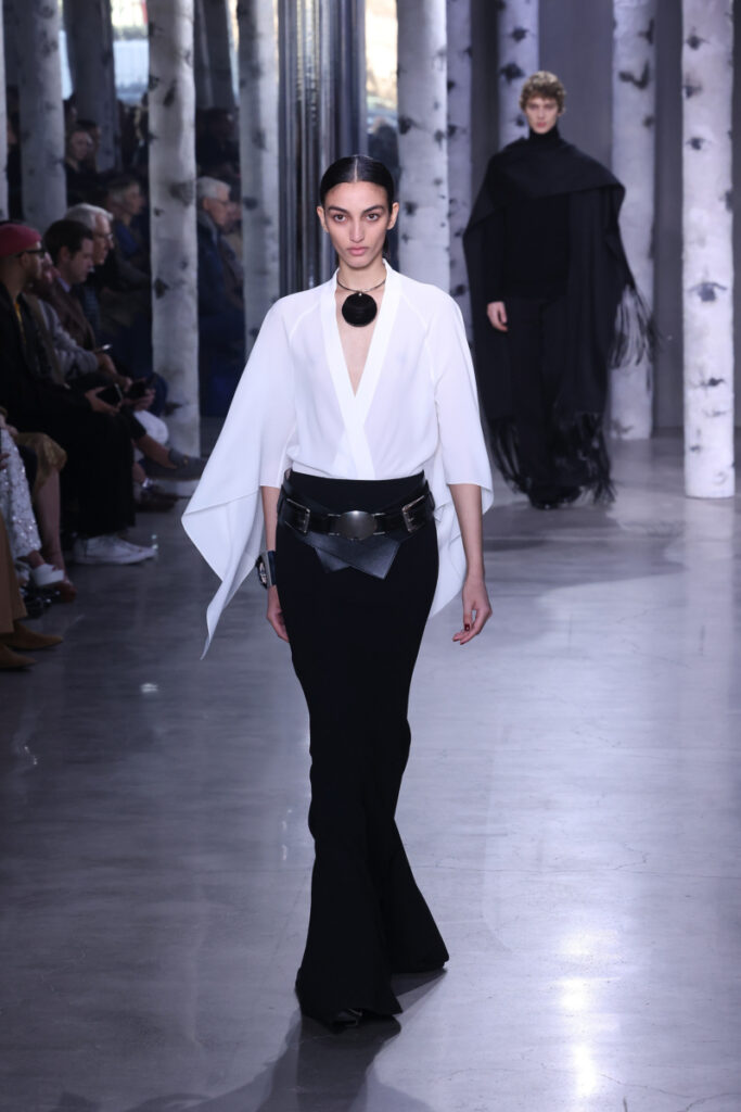 Модни тенденции есен-зима 2023/24 - черно-бели стилизации