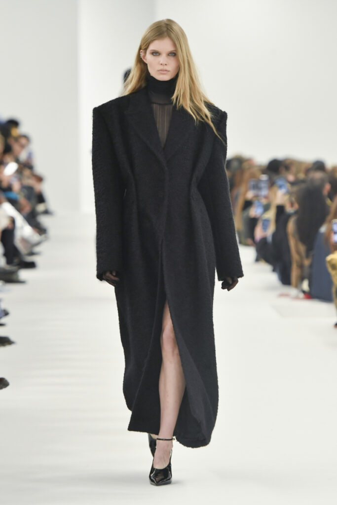 Модни тенденции есен-зима 2023/24 - черно палто