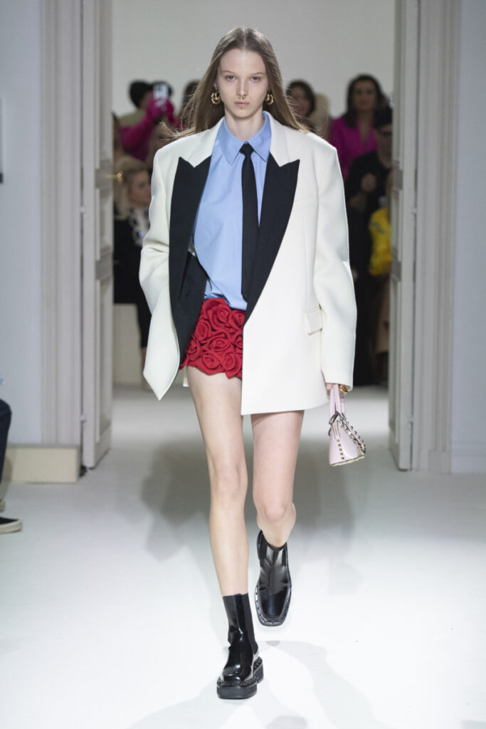 Модни тенденции есен-зима 2023/24 - аутфит с вратовръзка