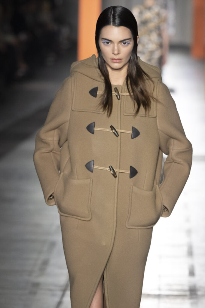 Модел на модно ревю с бежово широко вълнено палто