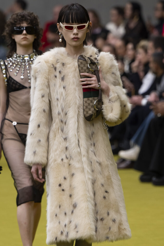 Модел наа моден падиум с бежово кожено палто