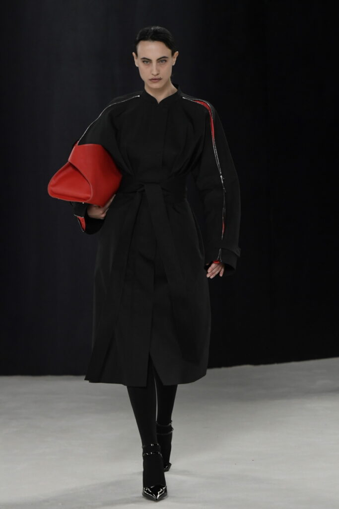 Модни тенденции есен-зима 2023/2024 червени чанти