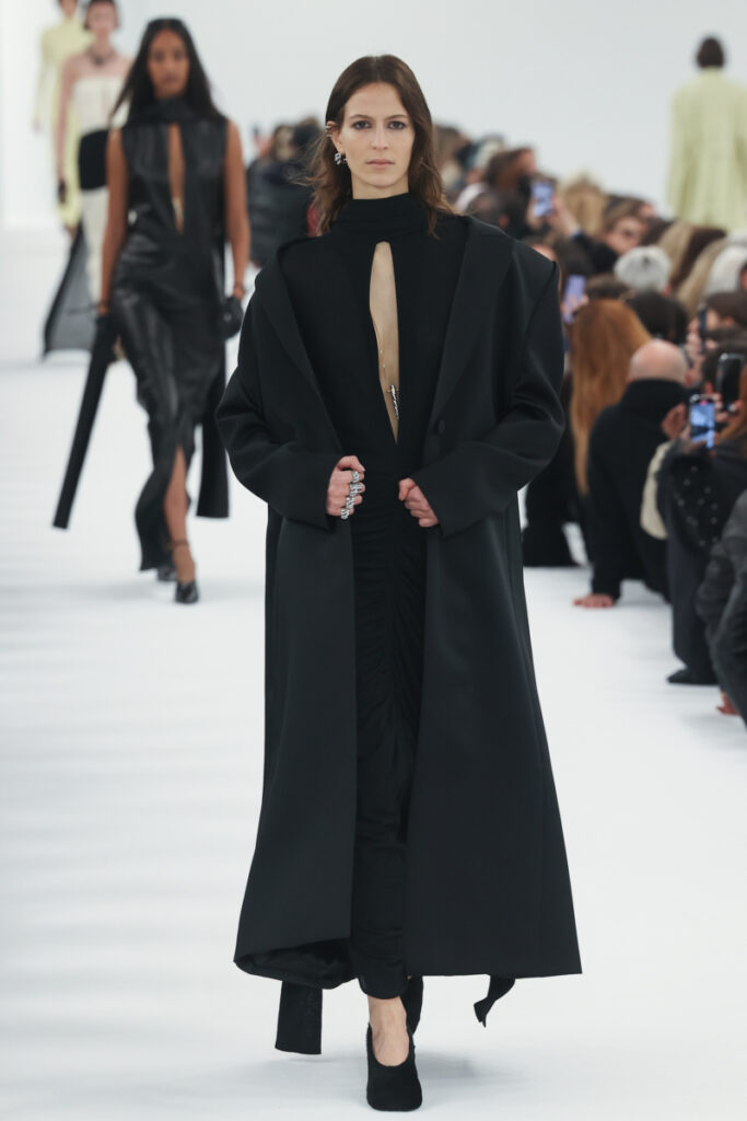 Модел на модния подиум на Givenchy с модерно дамско палто
