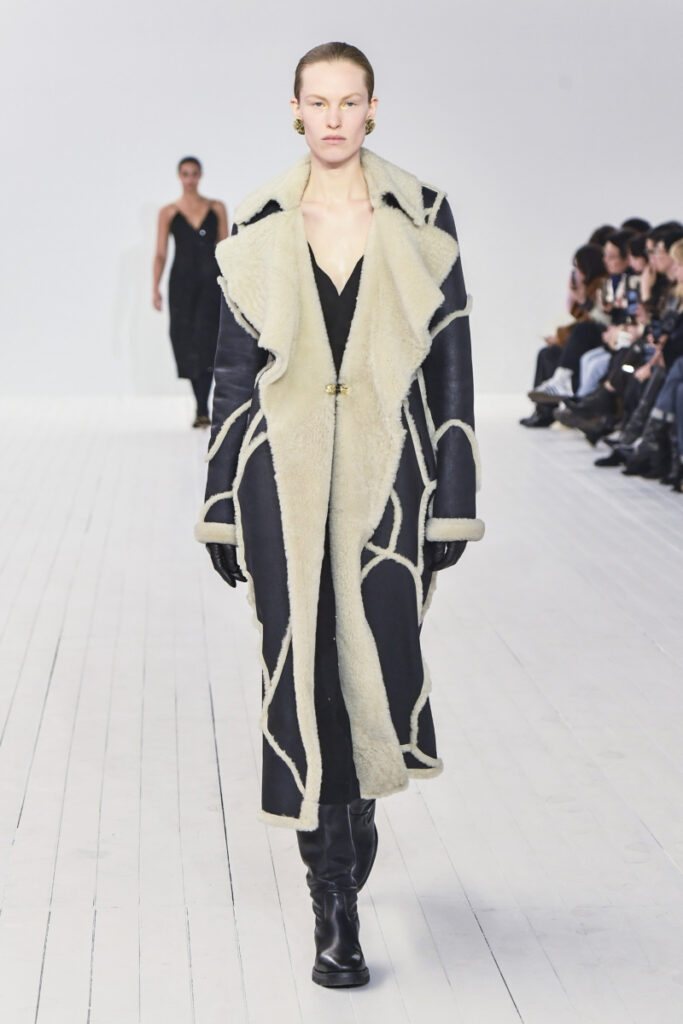 Модел на моден падиум с дълъг дамски кожух