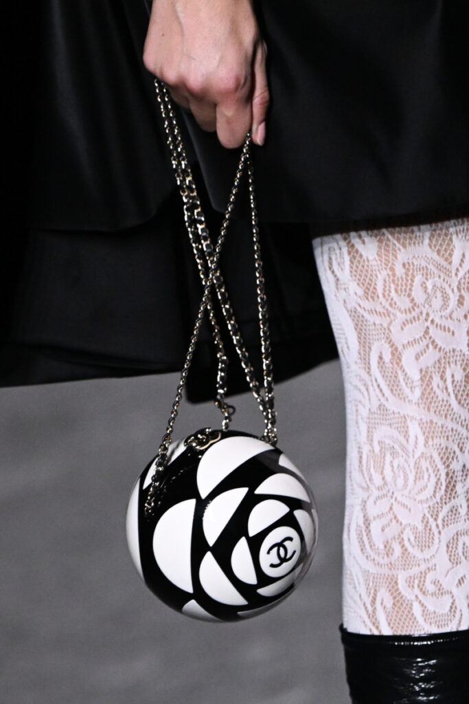 дамска черно-бяла чанта с формата на топка от модна къща Шанел