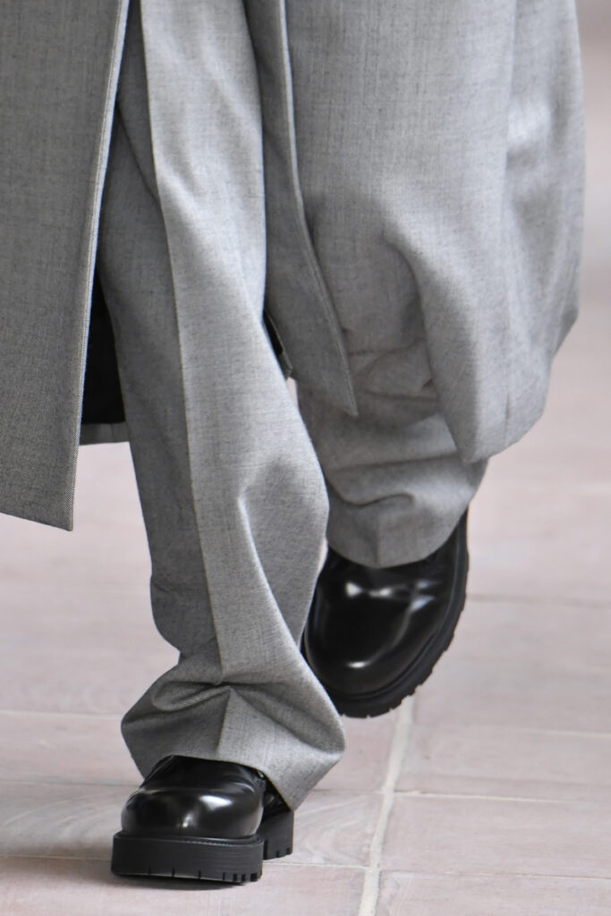 черни официални обувки към елегантен панталон