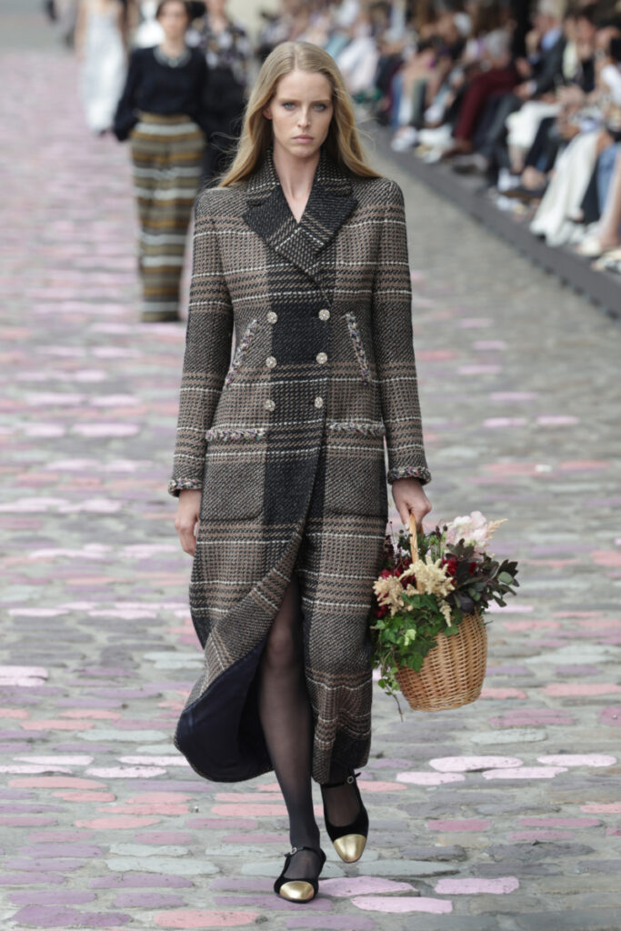 Модел на моден падиум с дълго карирано дамско палто