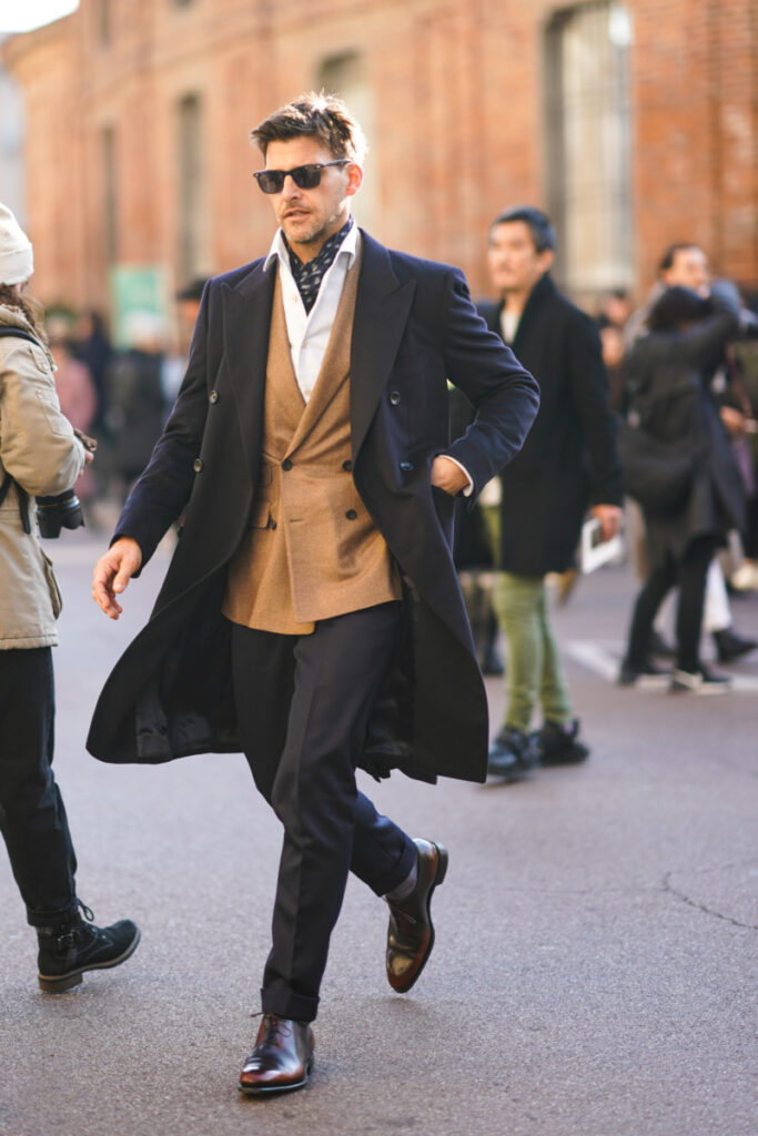 Мъж облечен елегантно с костюм и вълнено палто