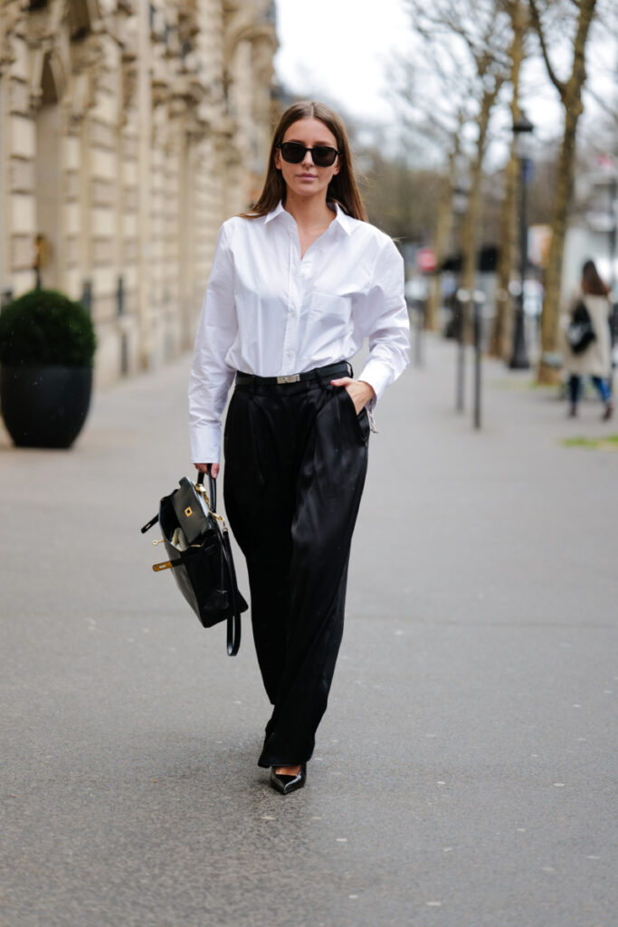 елегантно облечена жена с бяла риза и бизнес чанта