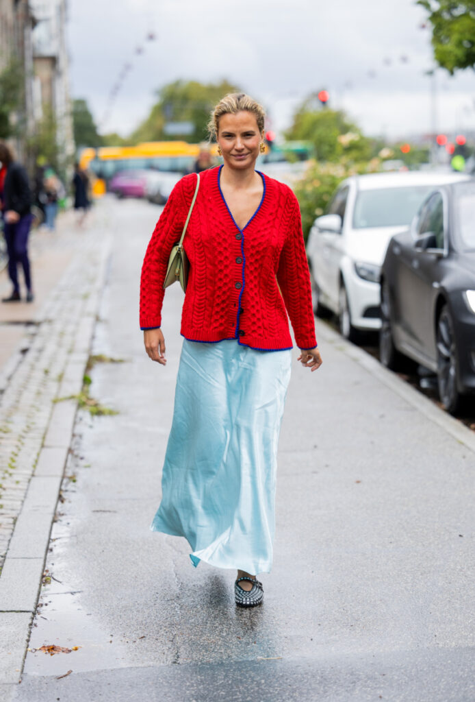 Модерни дамски пуловери за есен-зима 2023/24 - червена жилетка