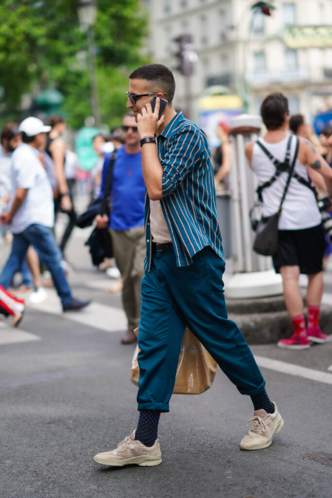 мъж с панталони и риза в петролен цвят