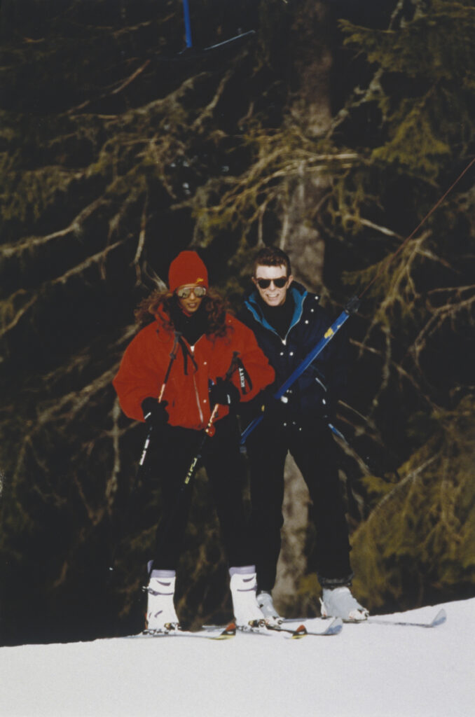Дейвид Бауи и съпругата му на ски през 90-те