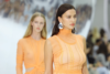Цветът на годината на Пантон за 2024 – моделите са облечени с рокли в цвят Peach Fuzz