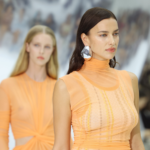Цветът на годината на Пантон за 2024 – моделите са облечени с рокли в цвят Peach Fuzz