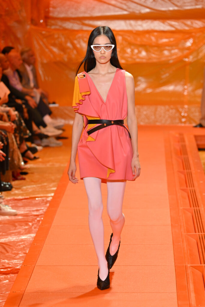 [Модерни рокли за 2024]: в цвета на годината Peach Fuzz