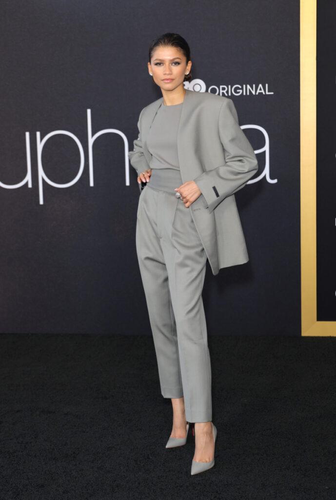 Zendaya е облечена в сив костюм