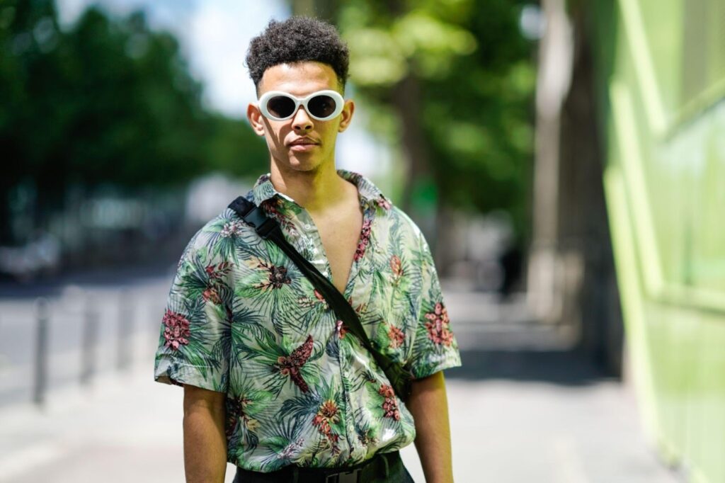 Мъж в хавайска риза и със слънчеви очила