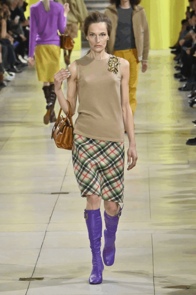 Моделка в цветни ботуши, моливна пола и прилепнал топ Miu Miu – тенденции есен-зима 2025/2026: офис стил и силни цветове