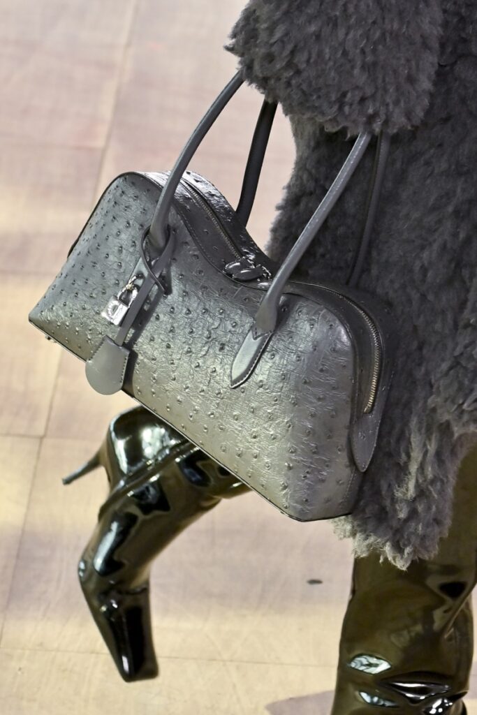 [Тенденции есен-зима 2025/2026]: модни чанти в нюанси на сивото