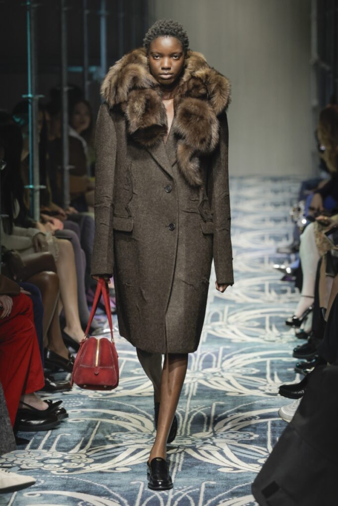 модни палта за есен-зима 2025/2026, модел на ревюто на Prada
