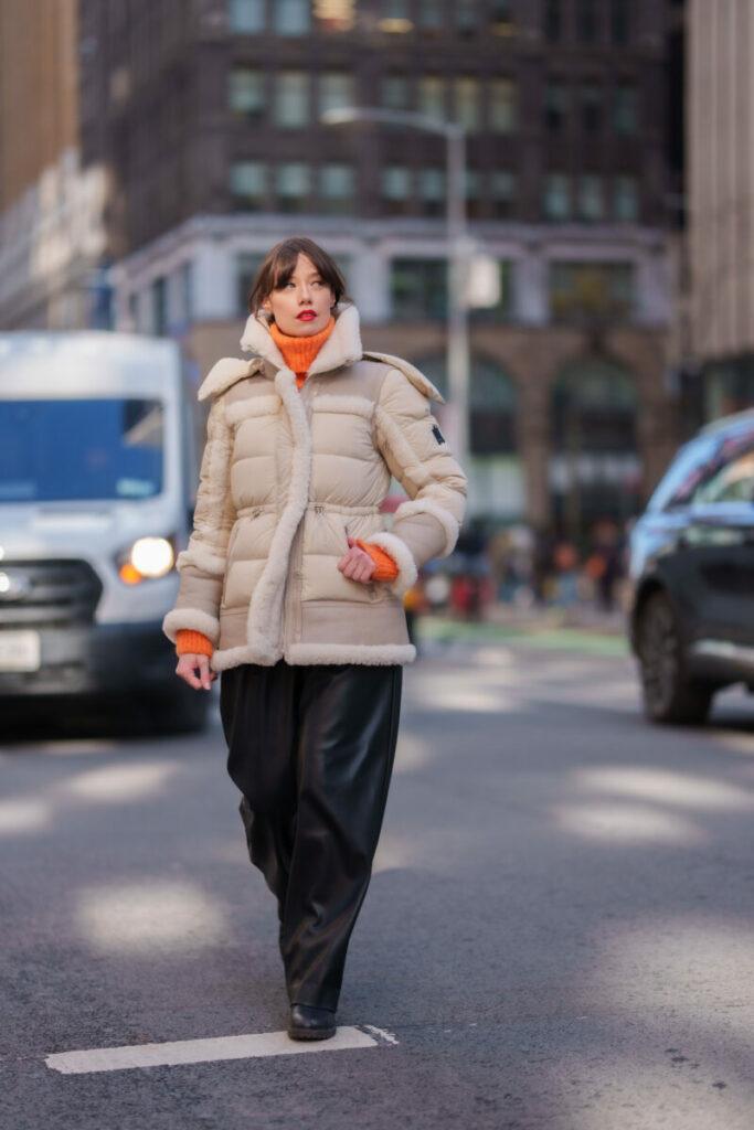 най-модерните дамски якета за зимата на 2025 г.: палта от овча кожа