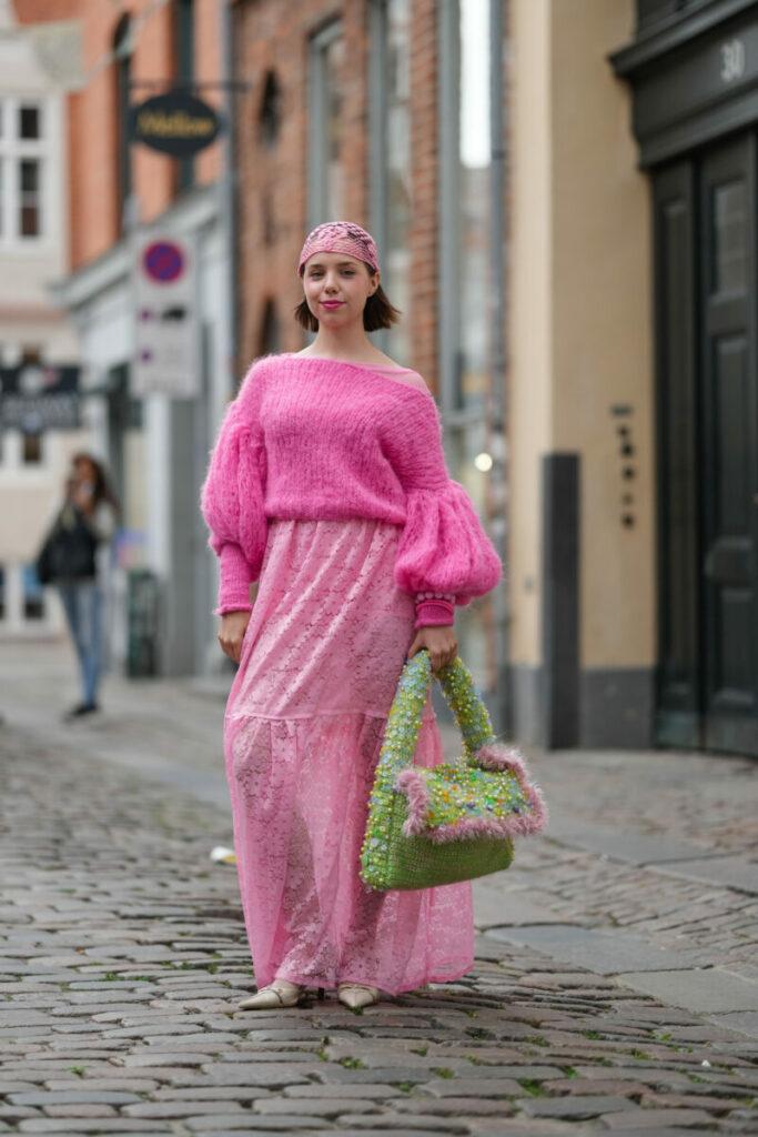 розов дамски пуловер на седмицата на модата в Копенхаген