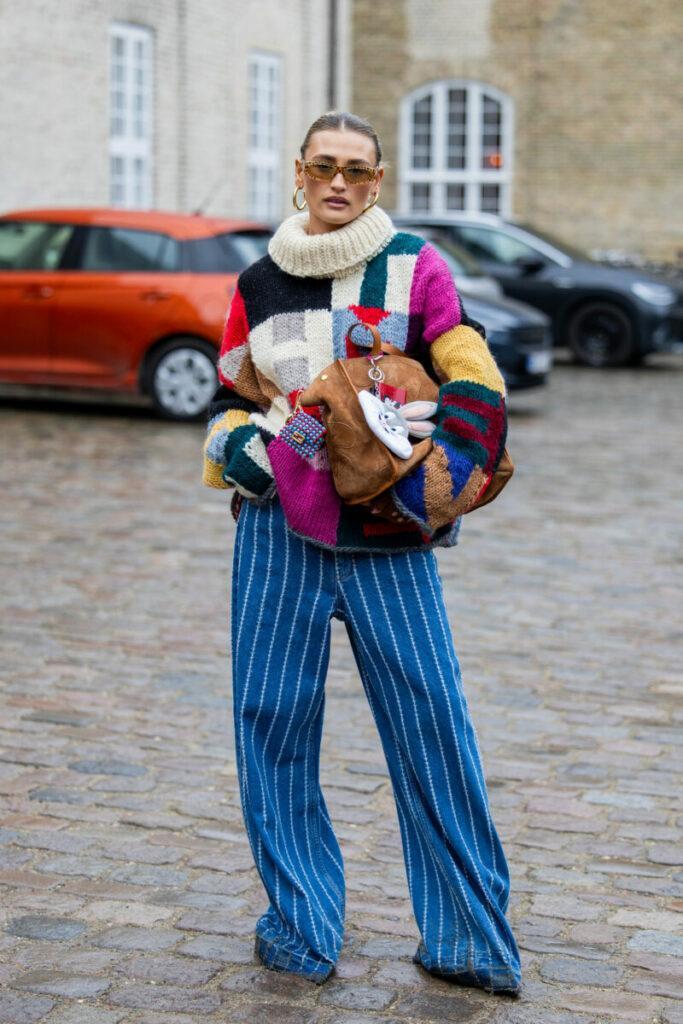 цветен пуловер с висока яка