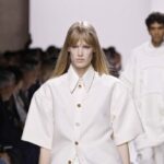 Цветът на Pantone за 2026 г. Cloud Dancer на подиума на Bottega Veneta