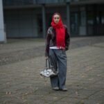 червени аксесоари през зимата