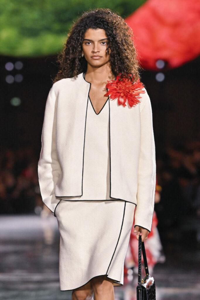 [Модерни дамски прически 2026]: плътни къдрици