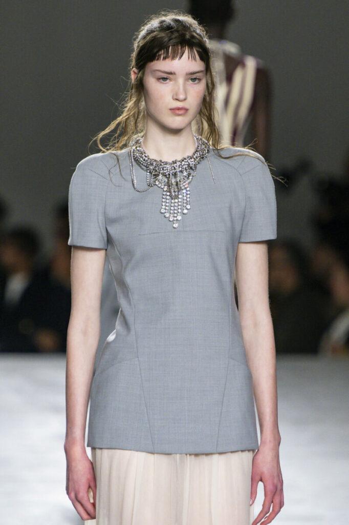 [Модерни дамски прически 2026]: Френска микро бретон