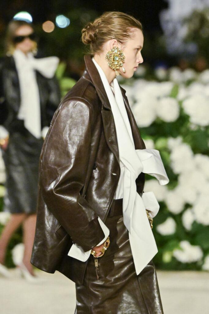 [Модерни женски прически 2026]: гладка ниска кок