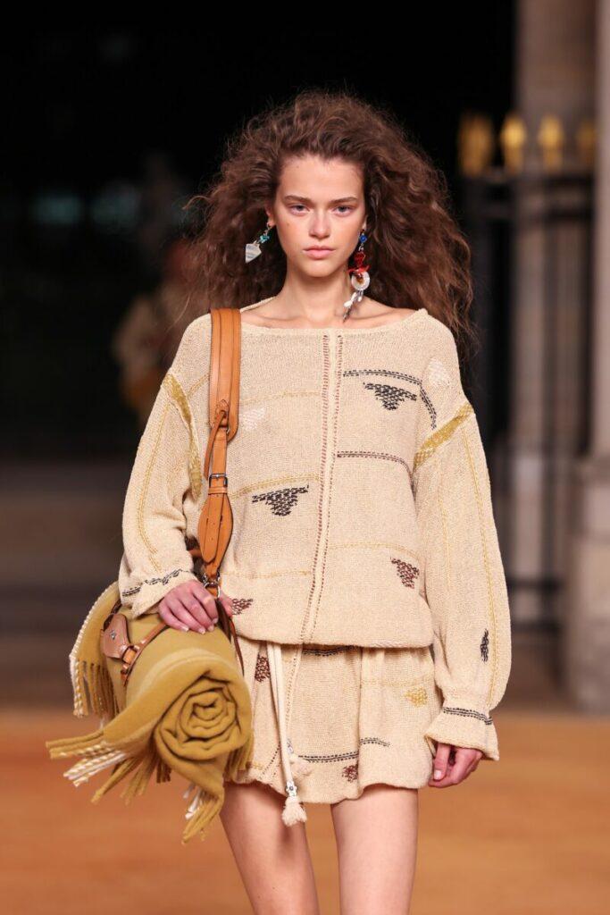 [Модерни дамски прически 2026]: бомбена прическа и бохо вълни